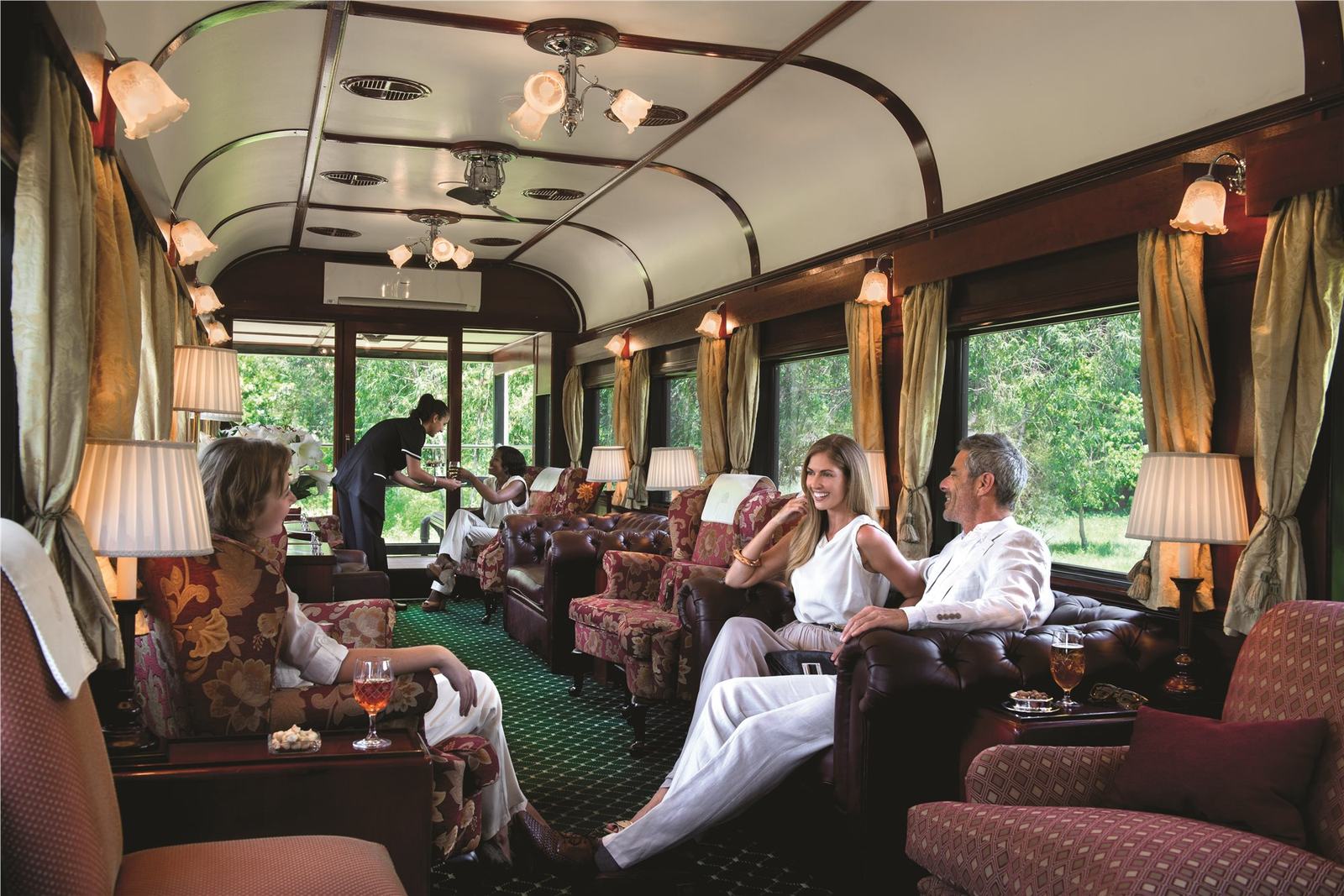 Salonní vůz luxusního vlaku Rovos Rail s hosty